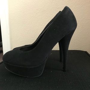 Black pumps